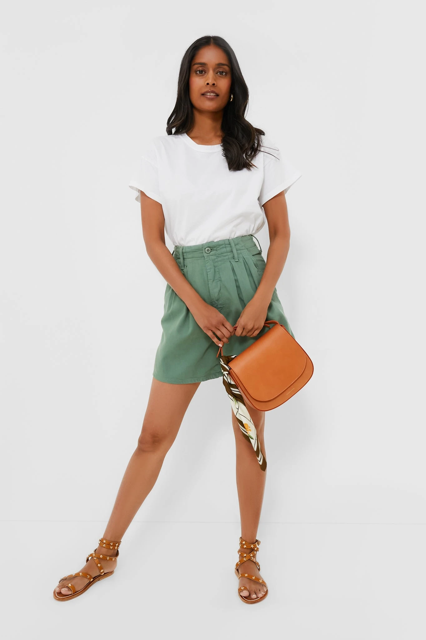 MOTHER Hedge Green The Pleated Chute Prep Short 4 MOTHER Hedge Green The Pleated Chute Prep Short - Image 2